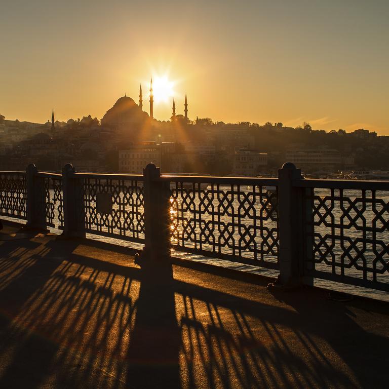 ホテル 10 Karakoy イスタンブール エクステリア 写真 The Bosphorus at sunset