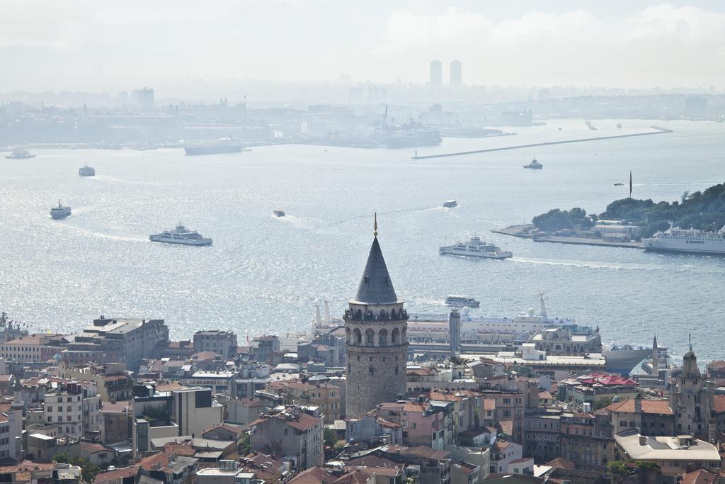 ホテル 10 Karakoy イスタンブール エクステリア 写真 The Bosphorus, the main artery of the sea, as seen from the Galata Tower.