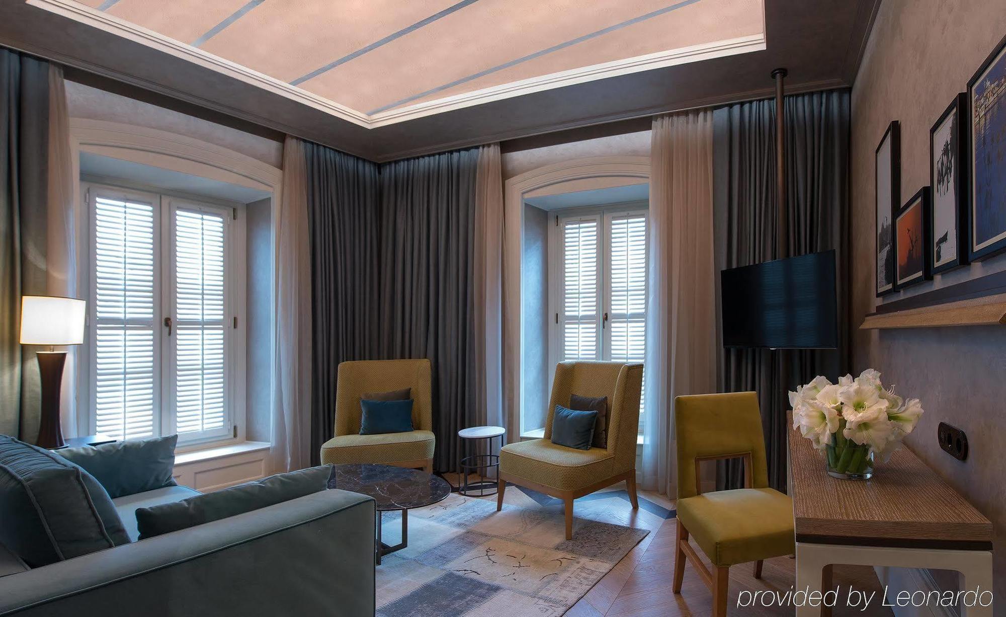 ホテル 10 Karakoy イスタンブール エクステリア 写真 The interior of a suite at the hotel
