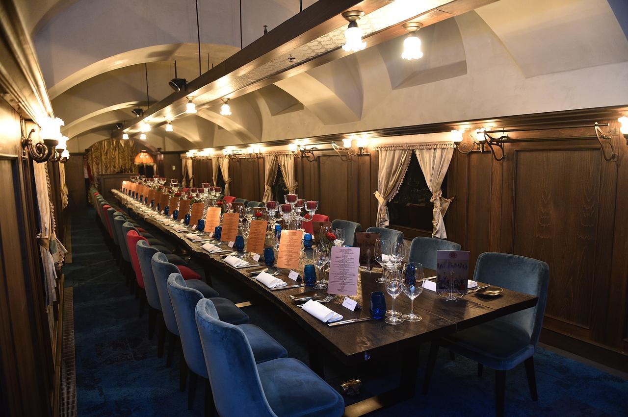 ホテル 10 Karakoy イスタンブール エクステリア 写真 The interior of the tasting room at the Wine & Spirit Education Trust